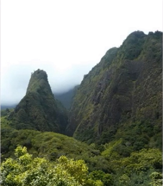 Image of beautiful Iao Valley on Maui 