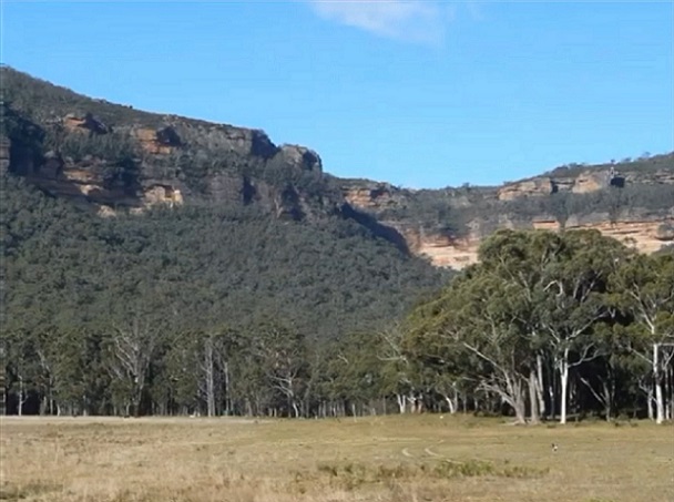 Image of a gracious ridge in Australia at the base of the Blue Mountains.