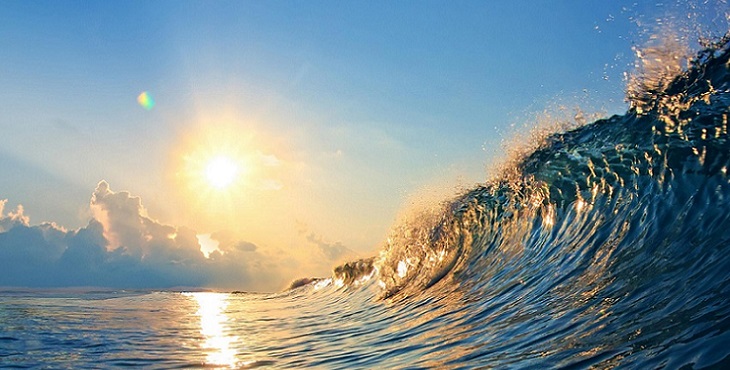 Image of a radiant Sun above ocean waves